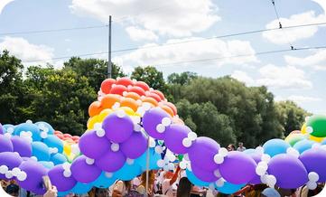 Menschen unter Luftbalons