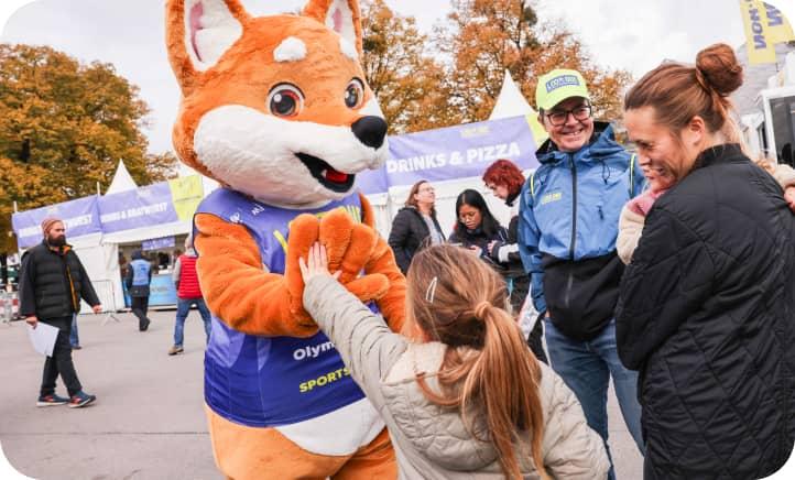 Junge Frau gibt High Five